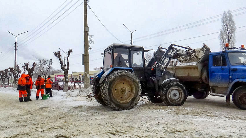 В Камышине службы благоустройства начали вывозить грязный снег с центральных улиц (ВИДЕО)