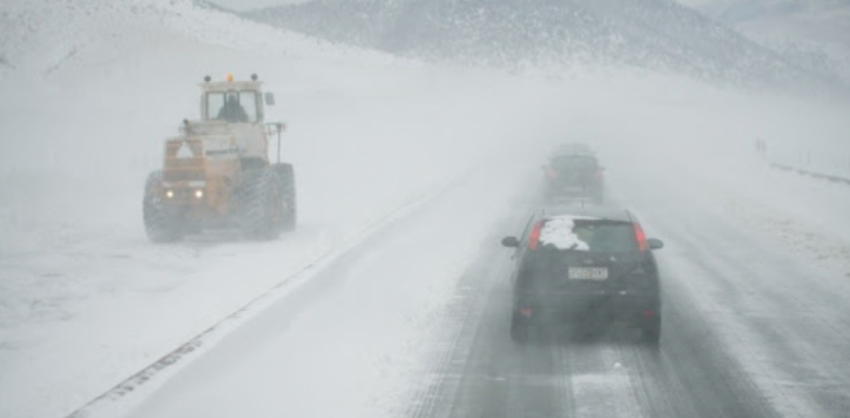 Управление ГИБДД обратилось к водителям в связи с надвигающимся на Волгоградскую область снежным шквалом