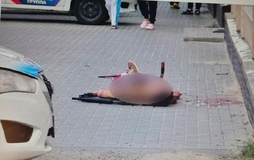 На место убийства федерального судьи у здания суда в Камышине выезжал Камышинский городской прокурор Михаил Андреев