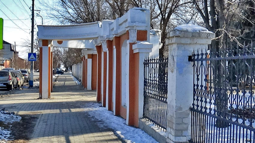 В Камышине администрация городского парка пошла в суд из-за осыпающейся на головы горожан штукатурки у главного входа