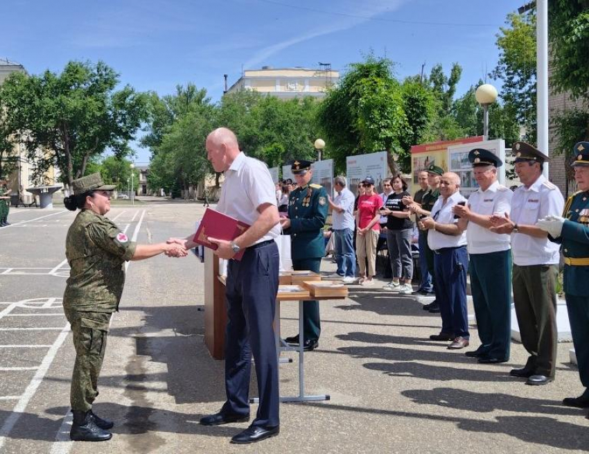 Спикер Камышинской городской думы Владимир Пономарев прибыл на митинг зенитного ракетного полка, дислоцирующегося сейчас в Камышине