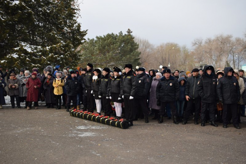 В парке Комсомольцев-добровольцев Камышина новобранцев проводил в армию ветеран Великой Отечественной войны