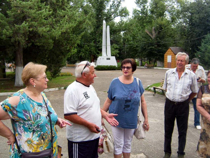 В Камышине в городском парке «команда молодости» собралась поздравить с серьезным юбилеем того, кто никогда не расстанется с комсомолом