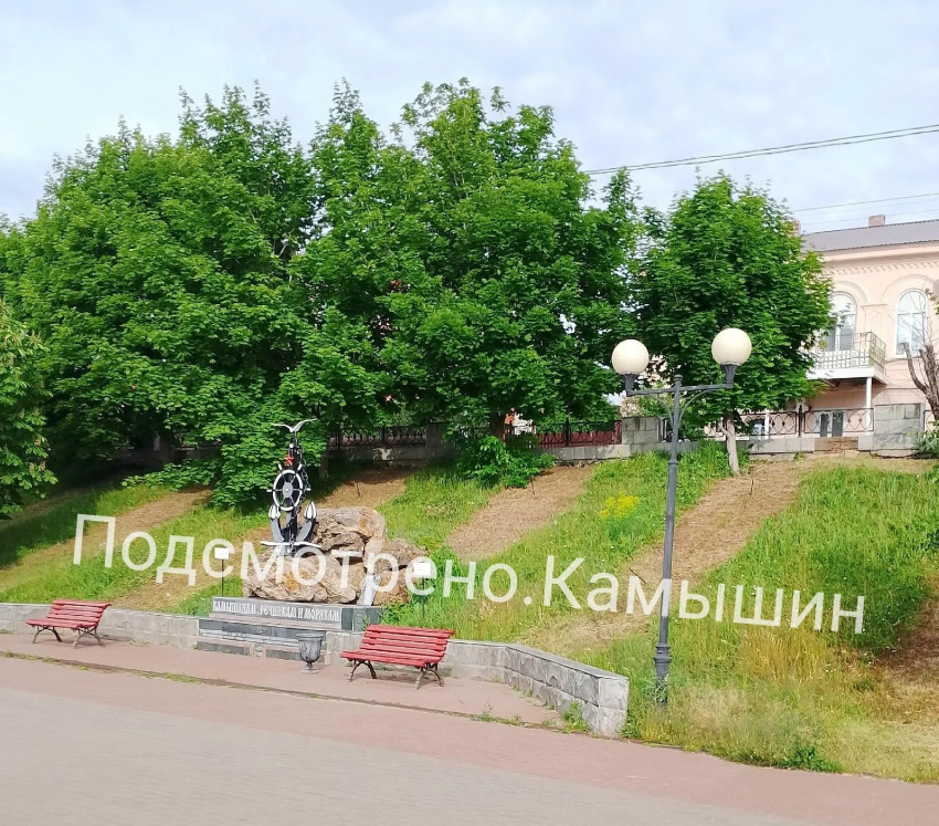 Камышане не поняли «фишки» в «полосатом» газоне на центральной набережной