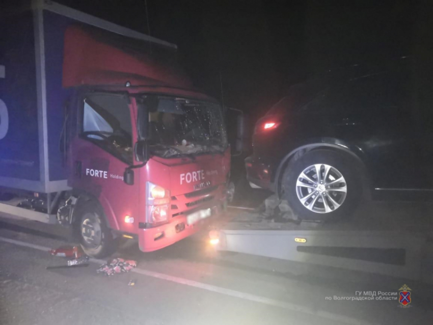 На трассе между Камышином и Волгоградом водитель легкового автомобиля в заторе врезался в большегруз и попал в больницу