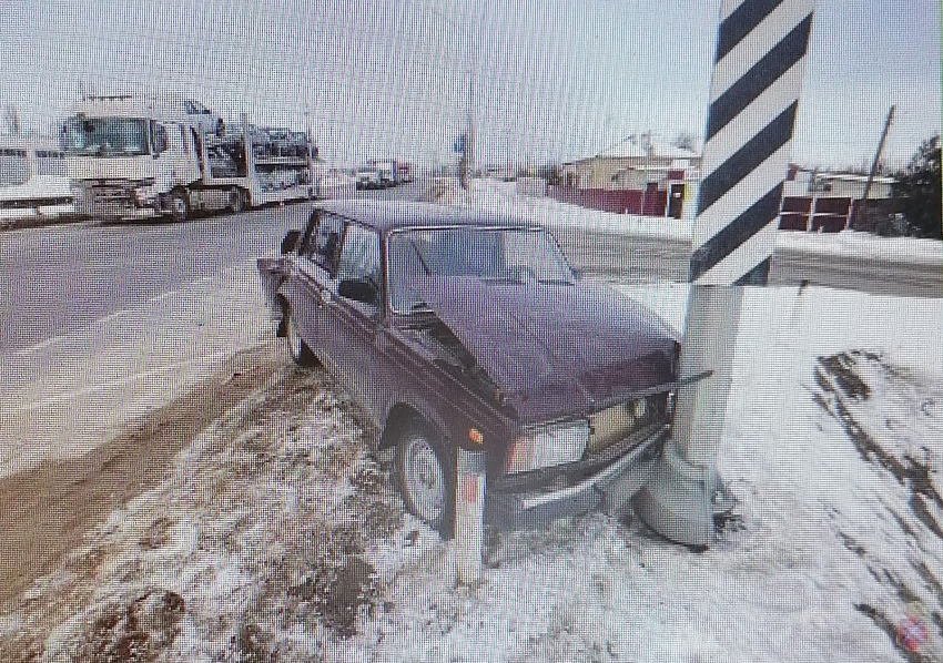 На трассе между Камышином и Волгоградом грузовик толкнул легковушку: водитель в больнице