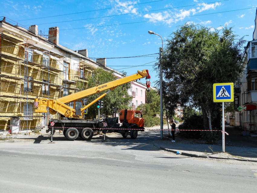 В Камышине стихийно перекрывают улицу на втором участке для работы автокрана на капремонте дома