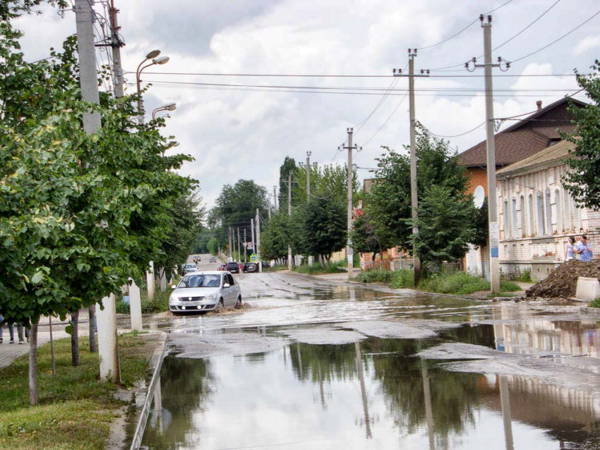 Хлипкие ливневки старого Камышина продолжают создавать запруды на «туристических» маршрутах после летних дождей