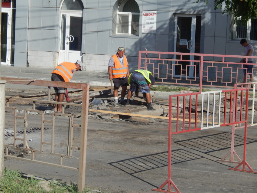 Дорожники Камышина продолжают ремонт улицы Пролетарской