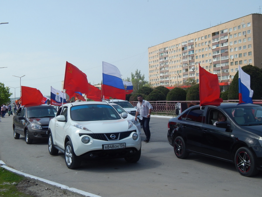 Камышан ошеломил «круг почета» участников автопробега на Комсомольской площади и колонна под знаменами у памятника Маресьеву