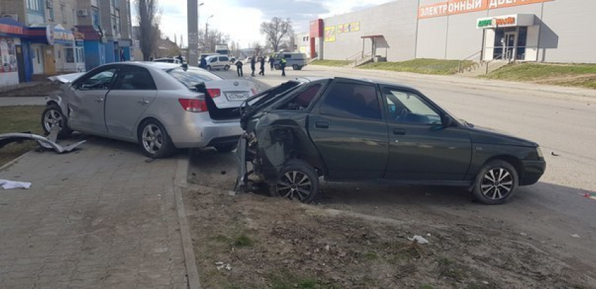 Из-за двух «тройных» аварий в Камышине медицинская помощь потребовалась пятерым участникам ДТП