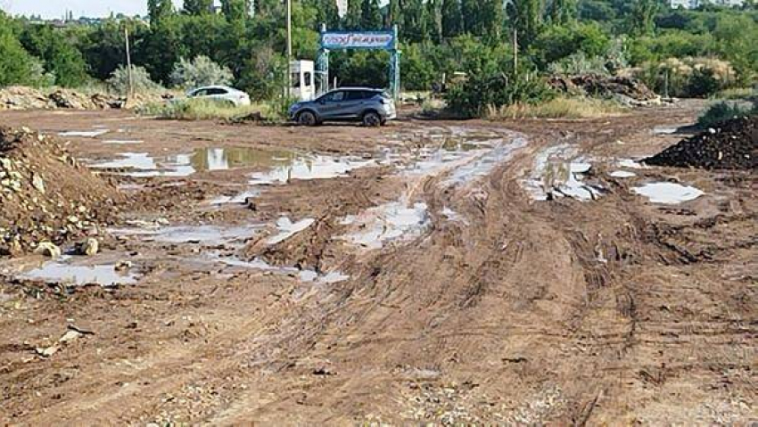 В соцсетях рассказали, что администрация Камышина, возможно, «кайфует", глядя, как горожане вязнут по колено в глине по дороге на пляж Гремячий