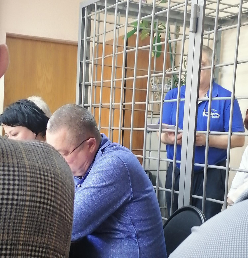 "Мне еще долго мучиться, и я жалею, что так все получилось", - сказал подсудимый Норов в заседании Камышинского городского суда сегодня, 15 октября