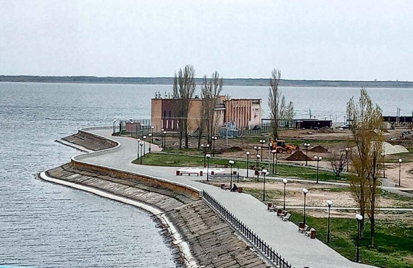В Камышине начались работы очередного этапа благоустройства набережной за 38 миллионов: когда высадят деревья?