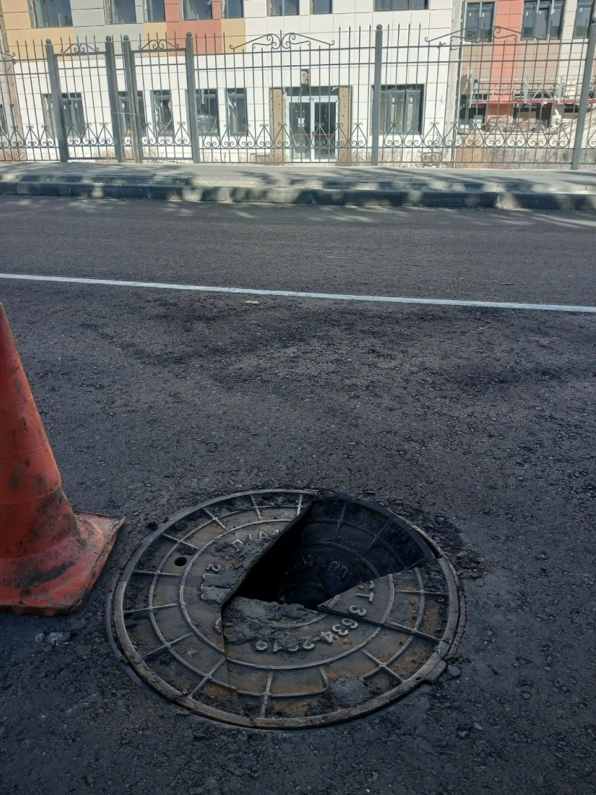 Камышане показали в соцсетях крышку  люка, раскрошившегося на улице Советской за две недели