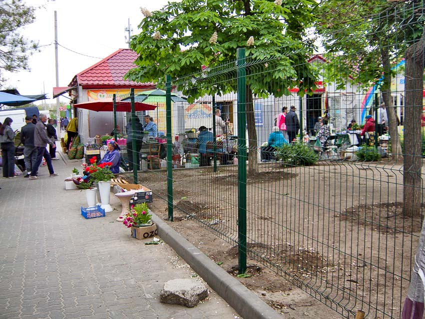 В Камышине власти пробуют применить «ненавязчивую» изгородь для окультуривания полустихийного рынка у «Победы"