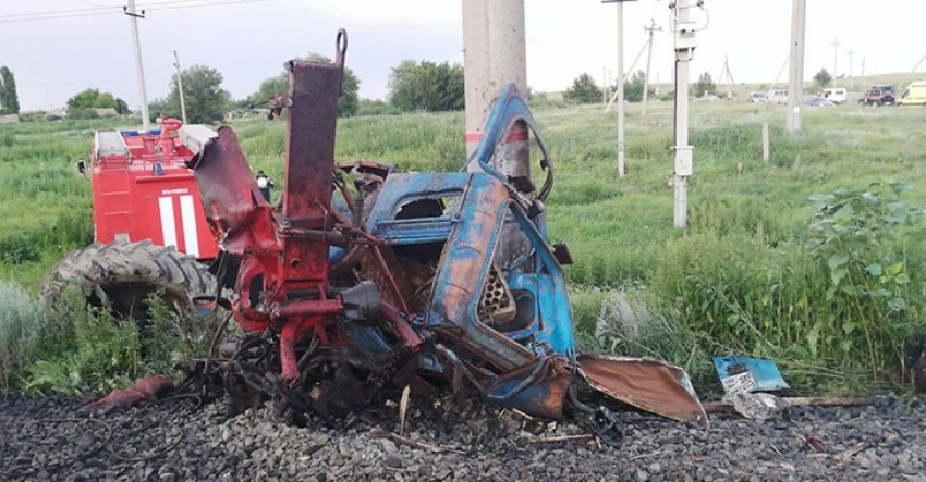 В Камышинском районе на переезде поезд расплющил трактор, тракторист погиб
