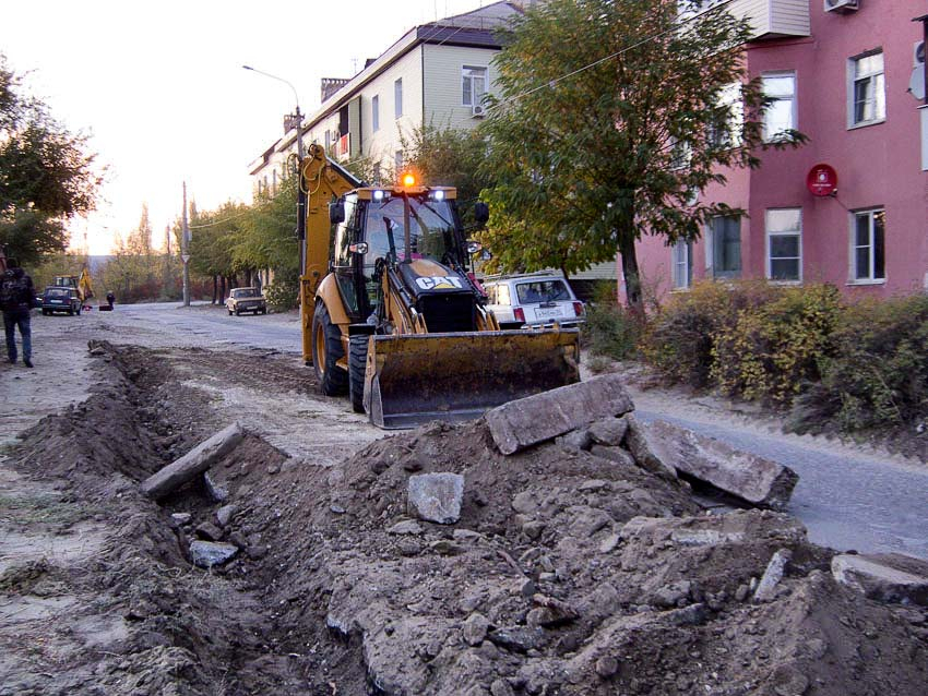 В Камышине на многострадальной улице Титова началось восстановление дорожного полотна