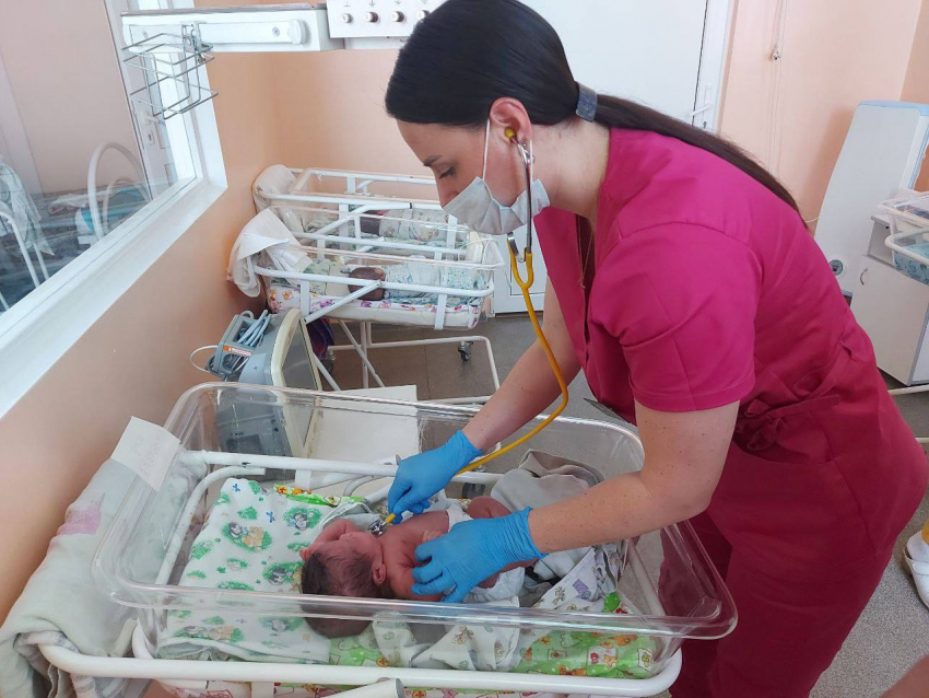 Волгоградские хирурги прооперировали сердце 12-дневной малышке-двойняшке  