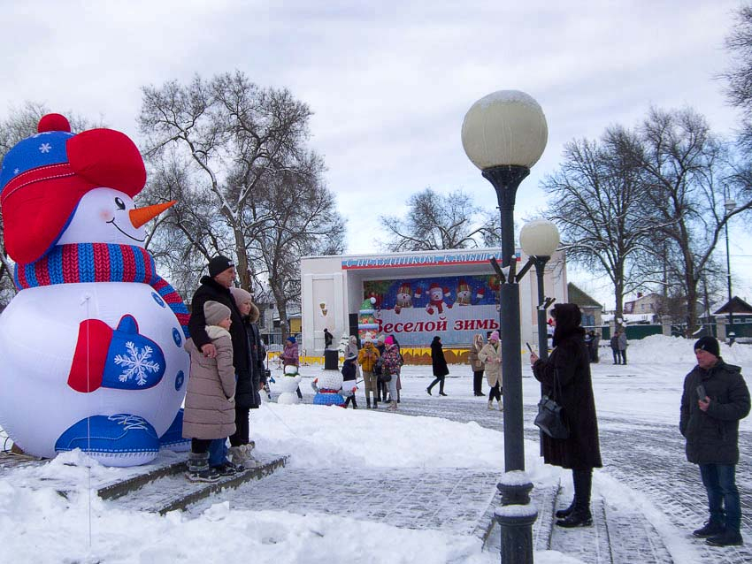 Камышане обрадовались хорошей морозной погоде и отправились в городской парк смотреть на веселых снеговиков
