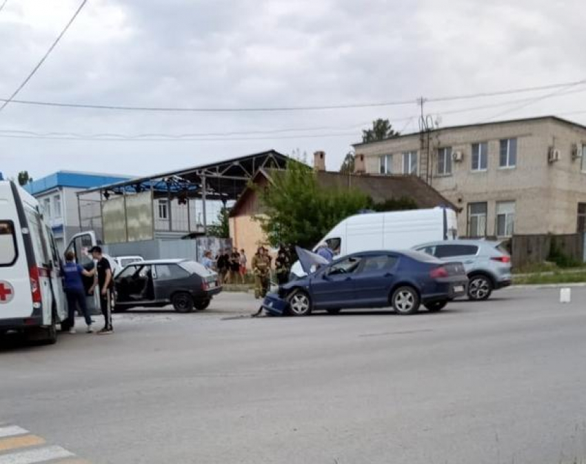 В Камышине на оживленной  улице тушили автомобиль (ВИДЕО)