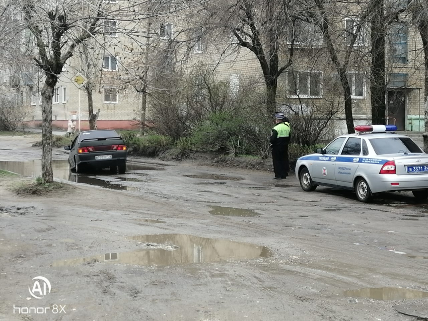 В Камышине на улице Мира 21 апреля «затонул» автомобиль в залитой дождем яме на дороге