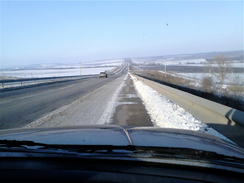 На дороге между Камышином и Волгоградом водитель фургона свалил машину в кювет и чудом остался жив