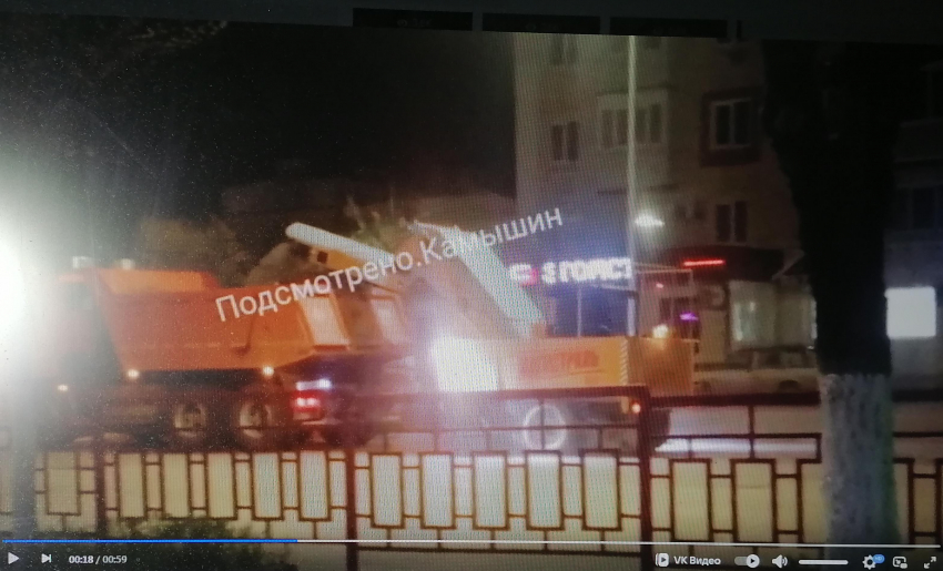 В Камышине ночами «Благоустройство» начало подметать дороги, а жители иронизируют: чем же ямы без песка прикрывать? (ВИДЕО)