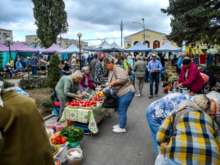 В Камышине стихийный рынок у «Победы» по осени «не помещается» в закоулках - что, тоже торговцы будут рассаживаться на улице Ленина? - камышанка