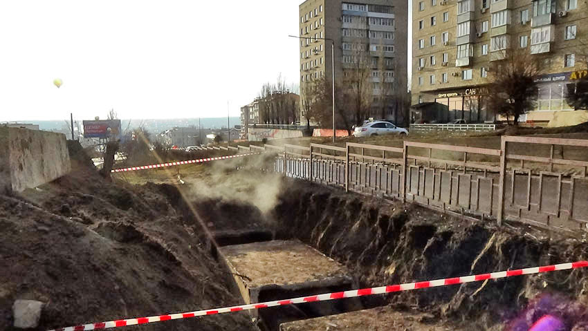 "Эпичный» порыв случился на теплосети на улице Некрасова в Камышине в первый рабочий день после новогодних праздников