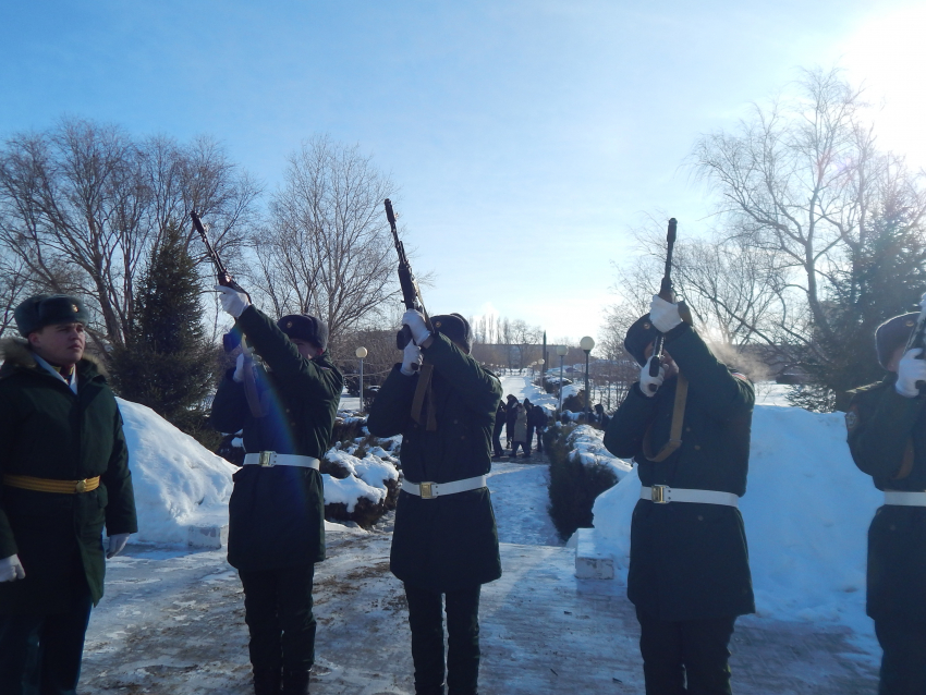 Оружейными залпами отсалютовали в Камышине сегодня, 2 февраля, защитникам Сталинграда в годовщину победы в великом городе на Волге