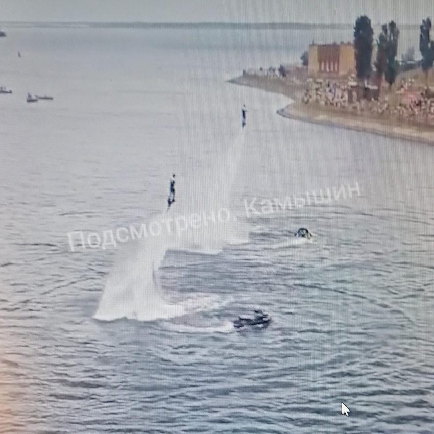 Камышане признались, что у них захватывало дух от шоу флайбордистов с красно-зеленым дымом на Камышинке (ВИДЕО)