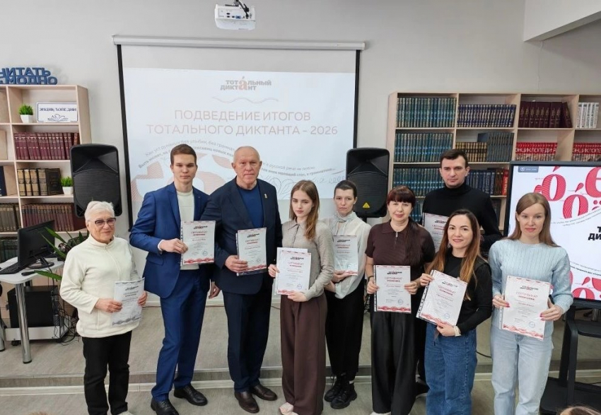 В Камышине спикер гордумы Владимир Пономарев опять в кадре как отличник по диктанту - это достижение оказалось семейным