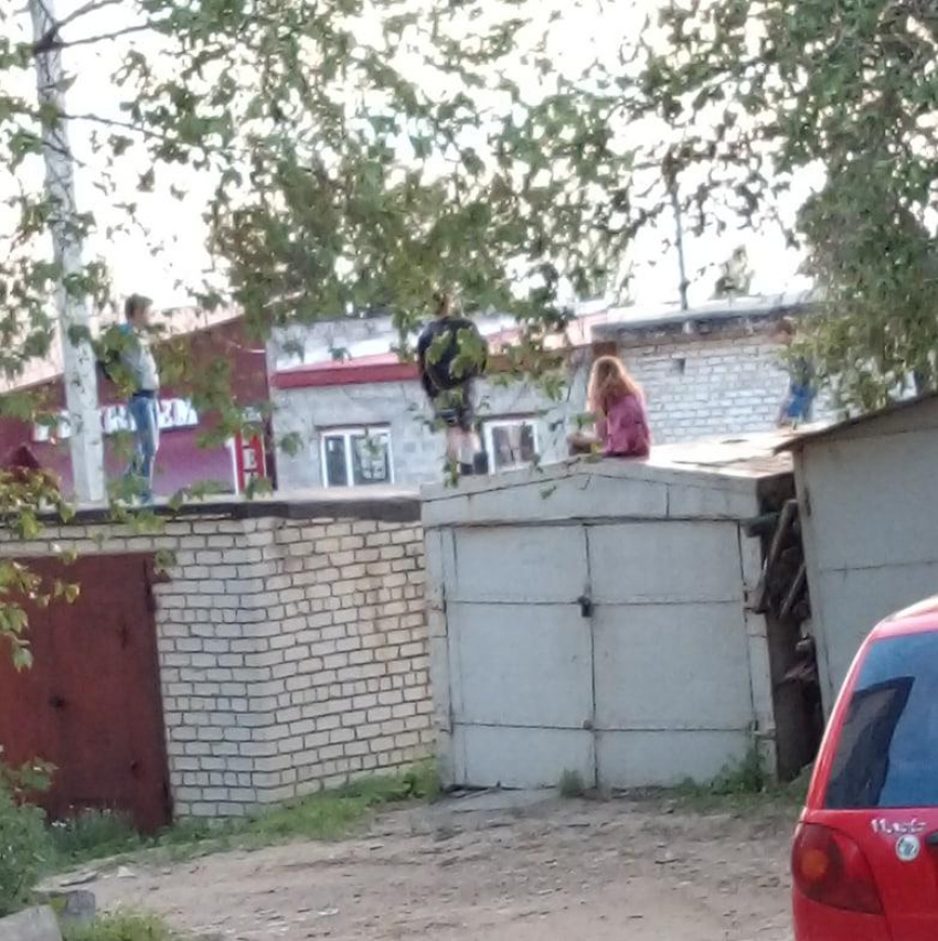 В Камышине в соцсетях обсуждают фото школьников, которые «прыгают с крыш гаражей под машины"