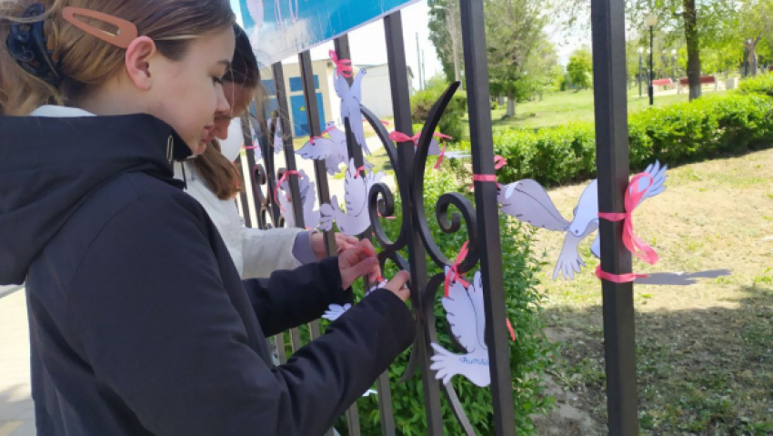 В городе Петров Вал Камышинского района запустили в полет голубей мира