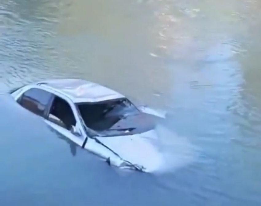 Из озера Денежное подняли Land Rover с трупом