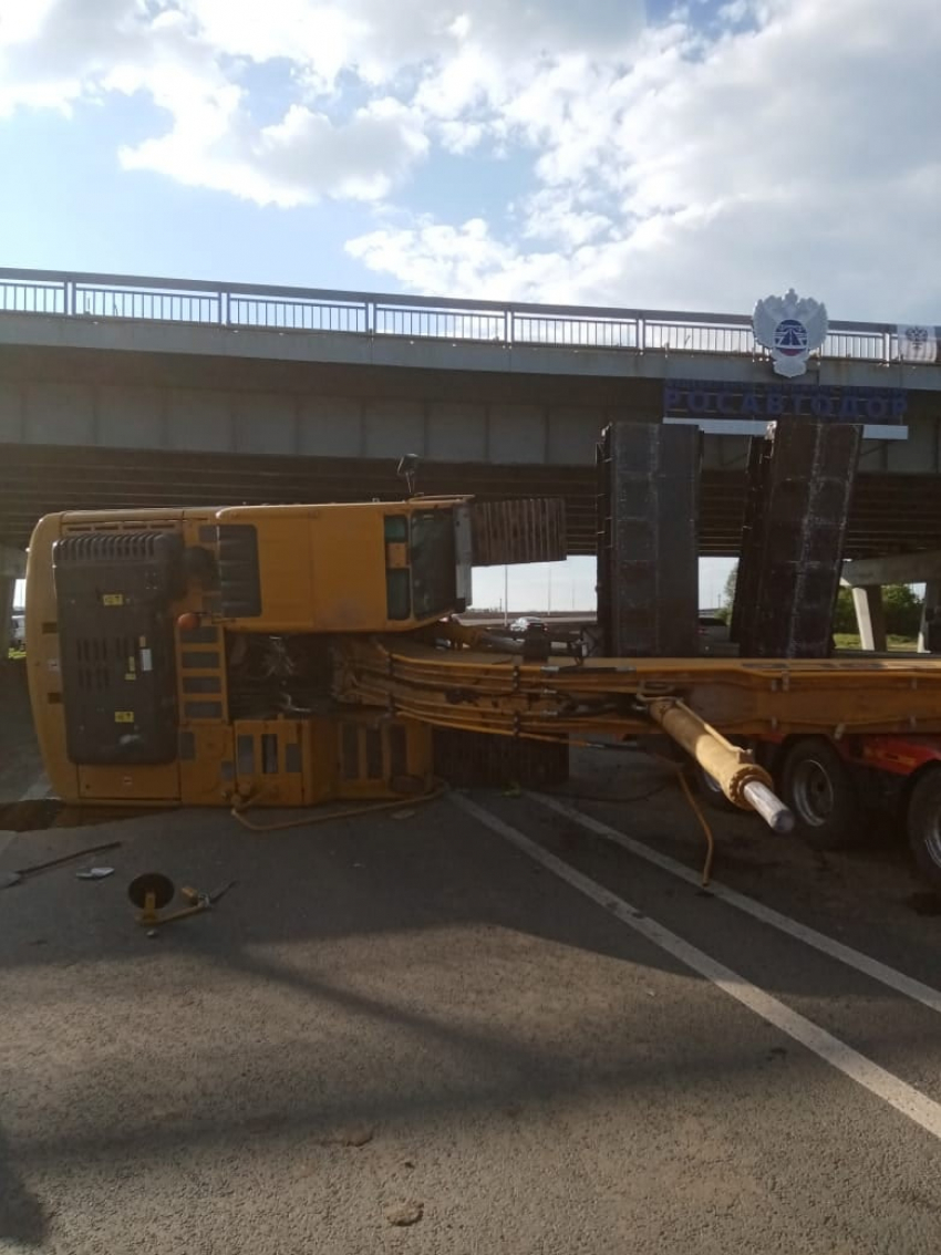 Как эвакуатор с волгоградским экскаватором разрушил мост в Саратовской области (ВИДЕО)