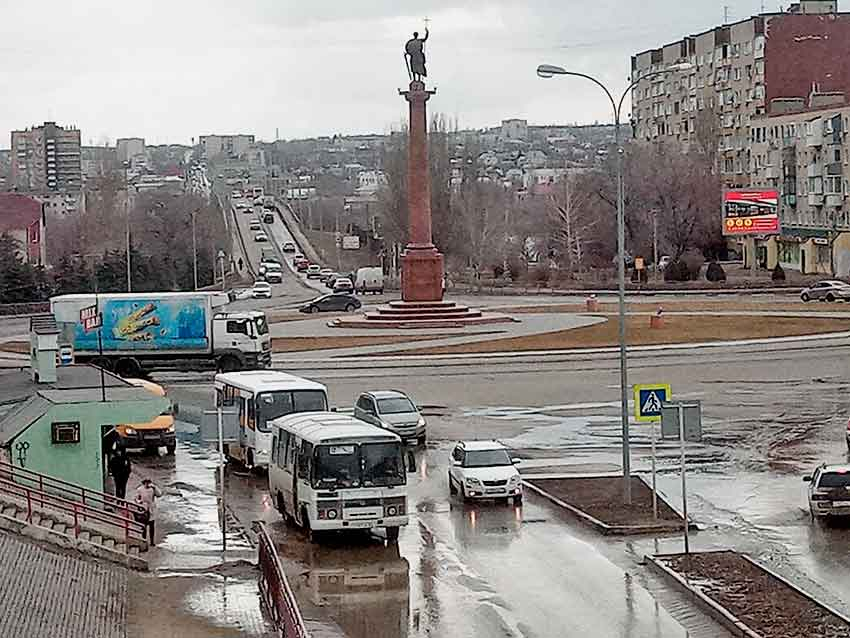 Предлагаю вернуть клумбу из цветов к памятнику Солунскому вместо нынешней травы, - камышанка