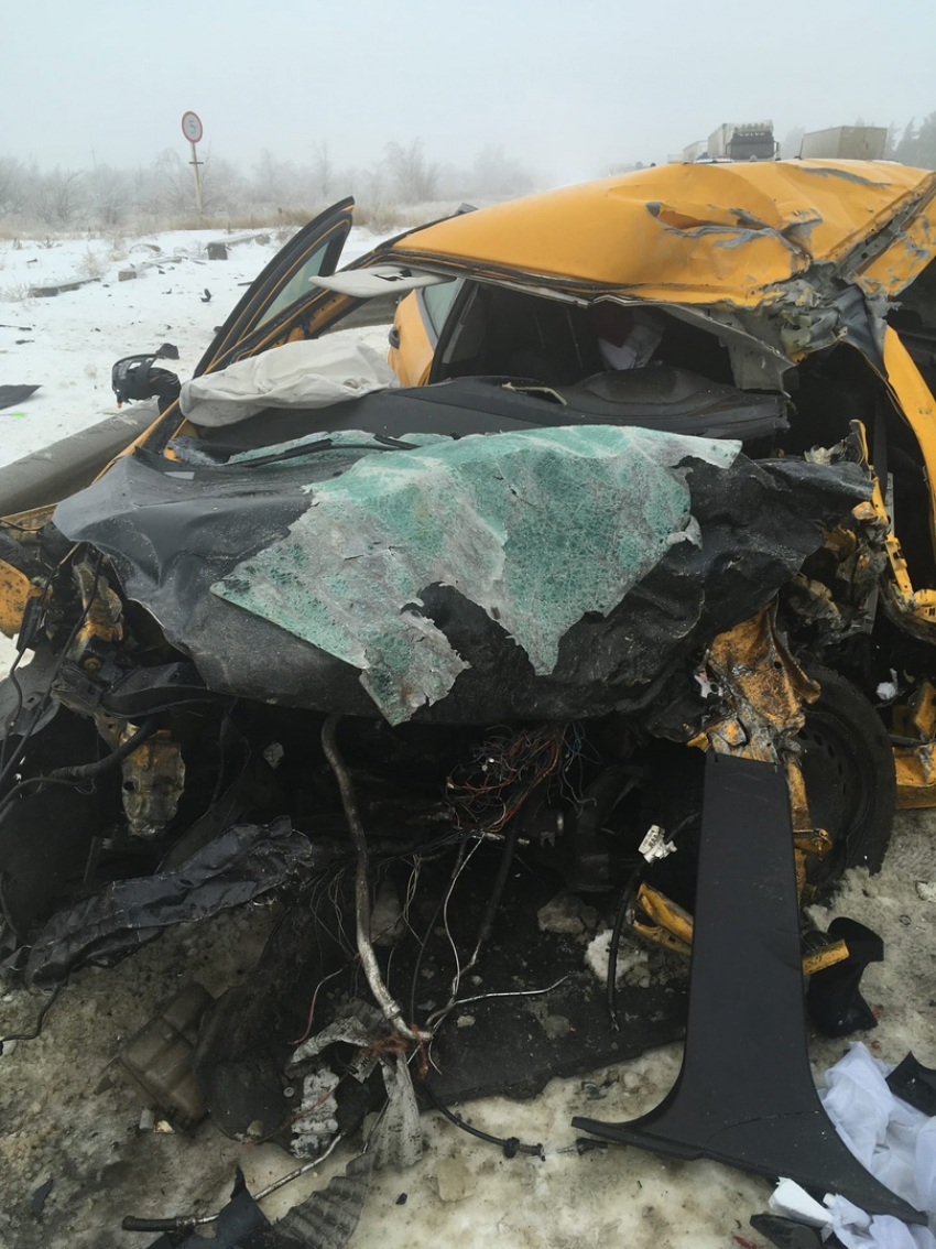 Водитель автомобиля с чеченскими номерами погиб на трассе под Камышином при обгоне фуры: пассажир в тяжелом состоянии госпитализирован