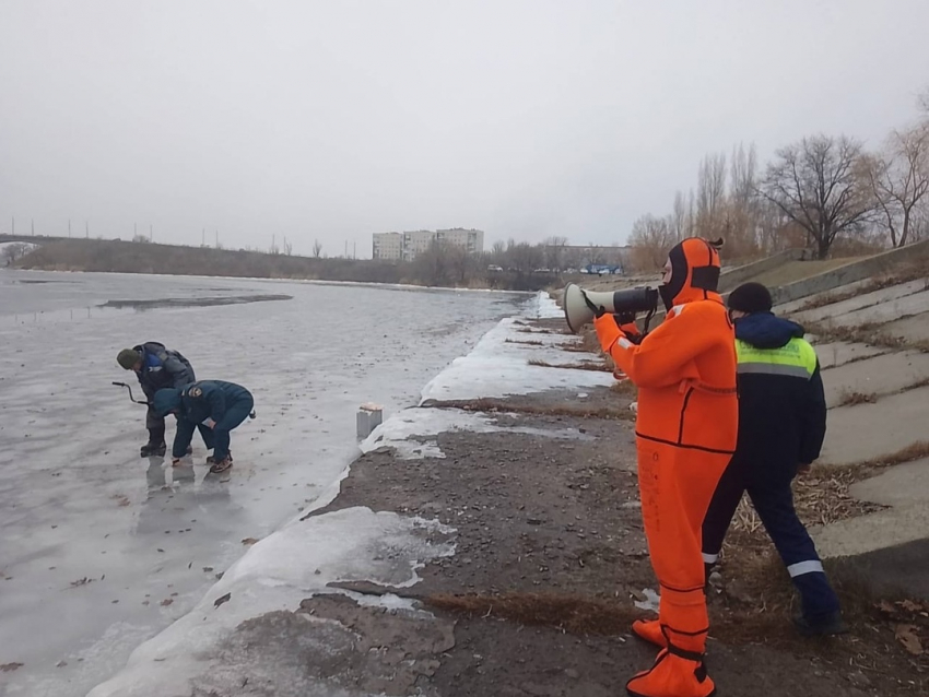 В Камышине спасатели в гидрокостюмах отправились на берег  «воспитывать» рыбаков в мегафон