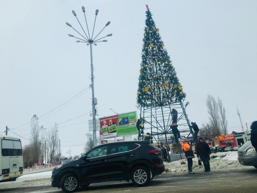 В Камышине на Комсомольской площади монтируют главную елку города