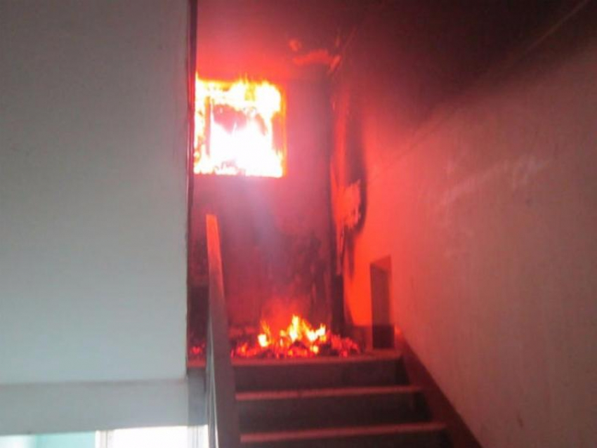 В Камышине в 5-этажке загорелась проводка в подъезде
