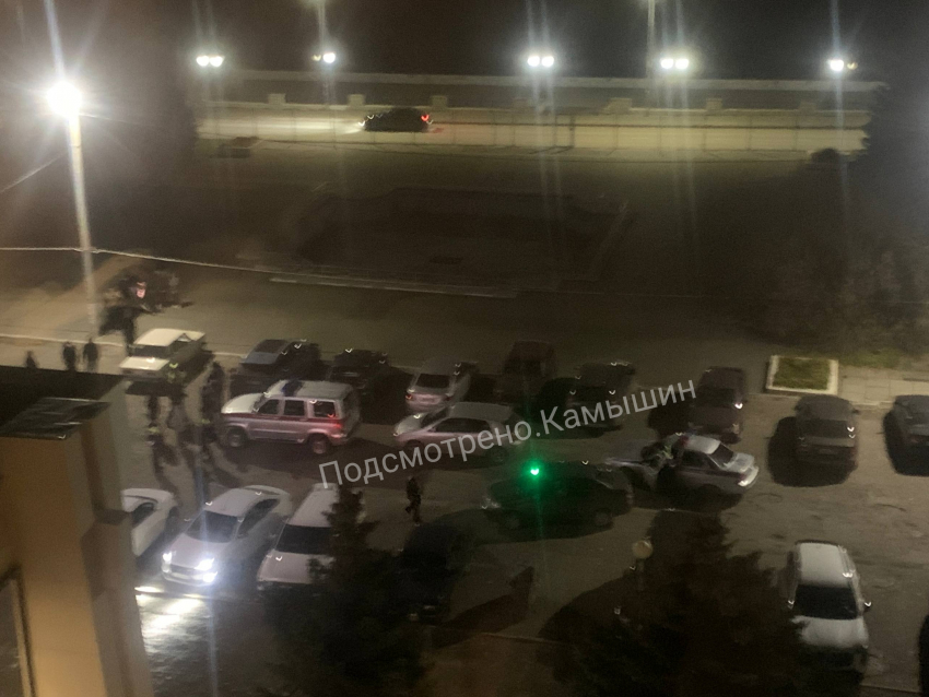 Массовая драка с погромом авто произошла в Камышине, свежих официальных  комментариев о задержаниях пока нет