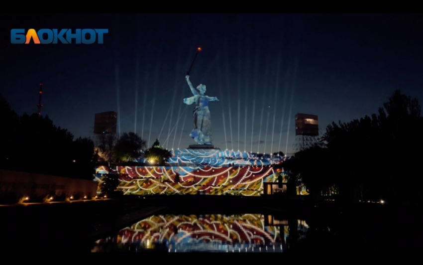 Потрясающие кадры инсталляции «Свет Великой Победы» в Волгограде показали журналисты (ВИДЕО)