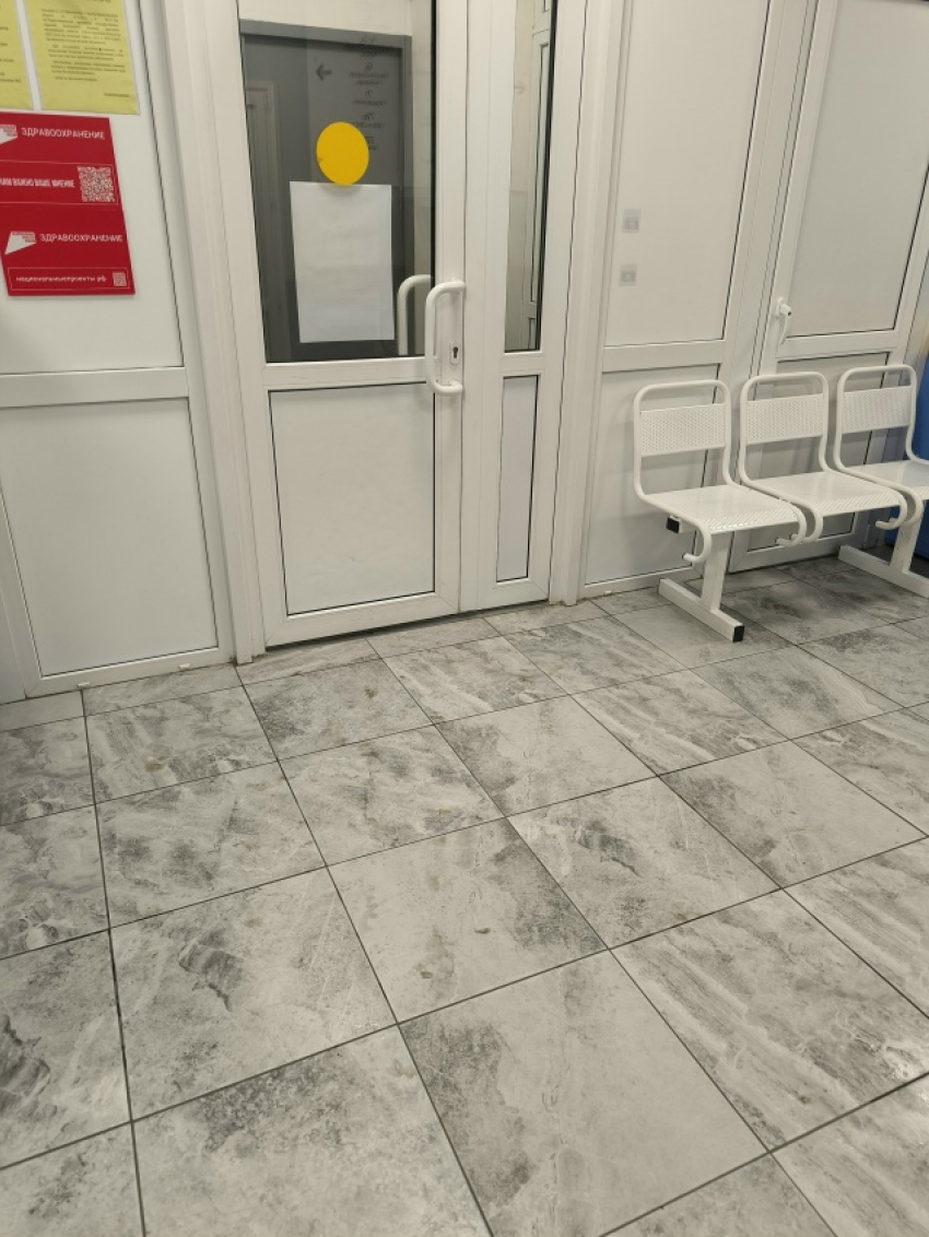 Вошла на скользкие полы в поликлинике №2 в Камышине и упала с 3-месячным ребенком на руках, - камышанка