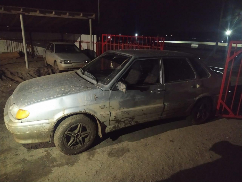 В центре тихой Таловки в Камышинском районе 28-летний водитель снес двух парней