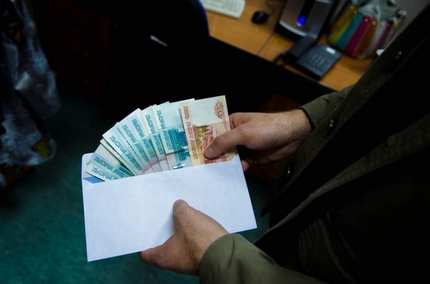 В Камышине руководитель лицея Маресьева присвоил себе более 27 тысяч рублей