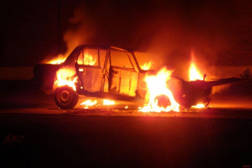 В Камышине на 6-м микрорайоне сгорел автомобиль