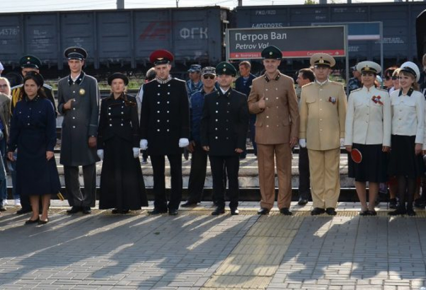 В городе Петров Вал Камышинского района прошел парад локомотивов и показ мод фирменных костюмов железнодорожников
