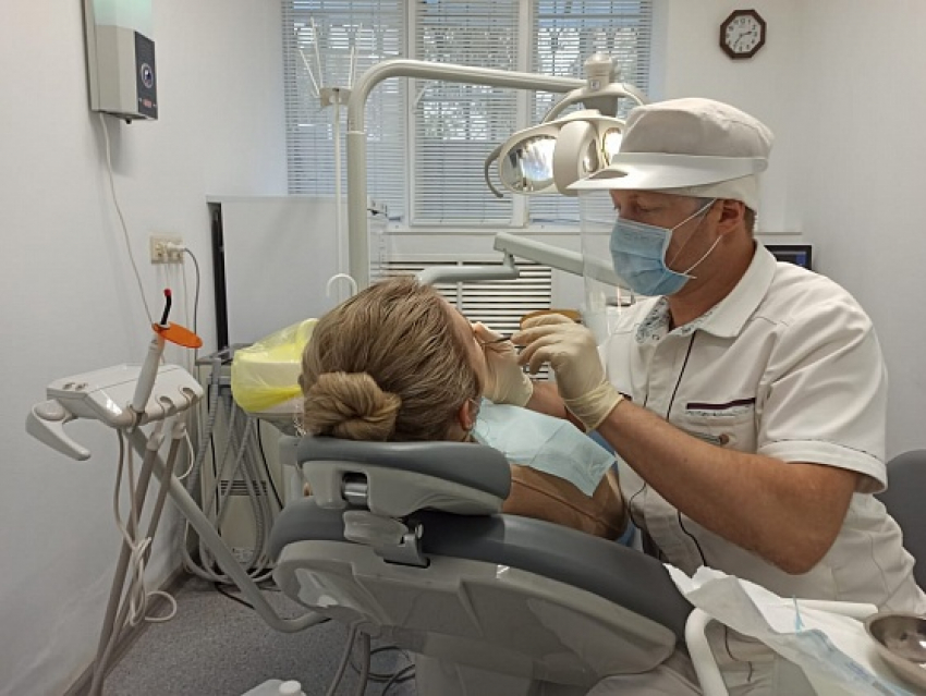 Открывшиеся стоматологические поликлиники примут камышан по предварительной записи и после измерения температуры